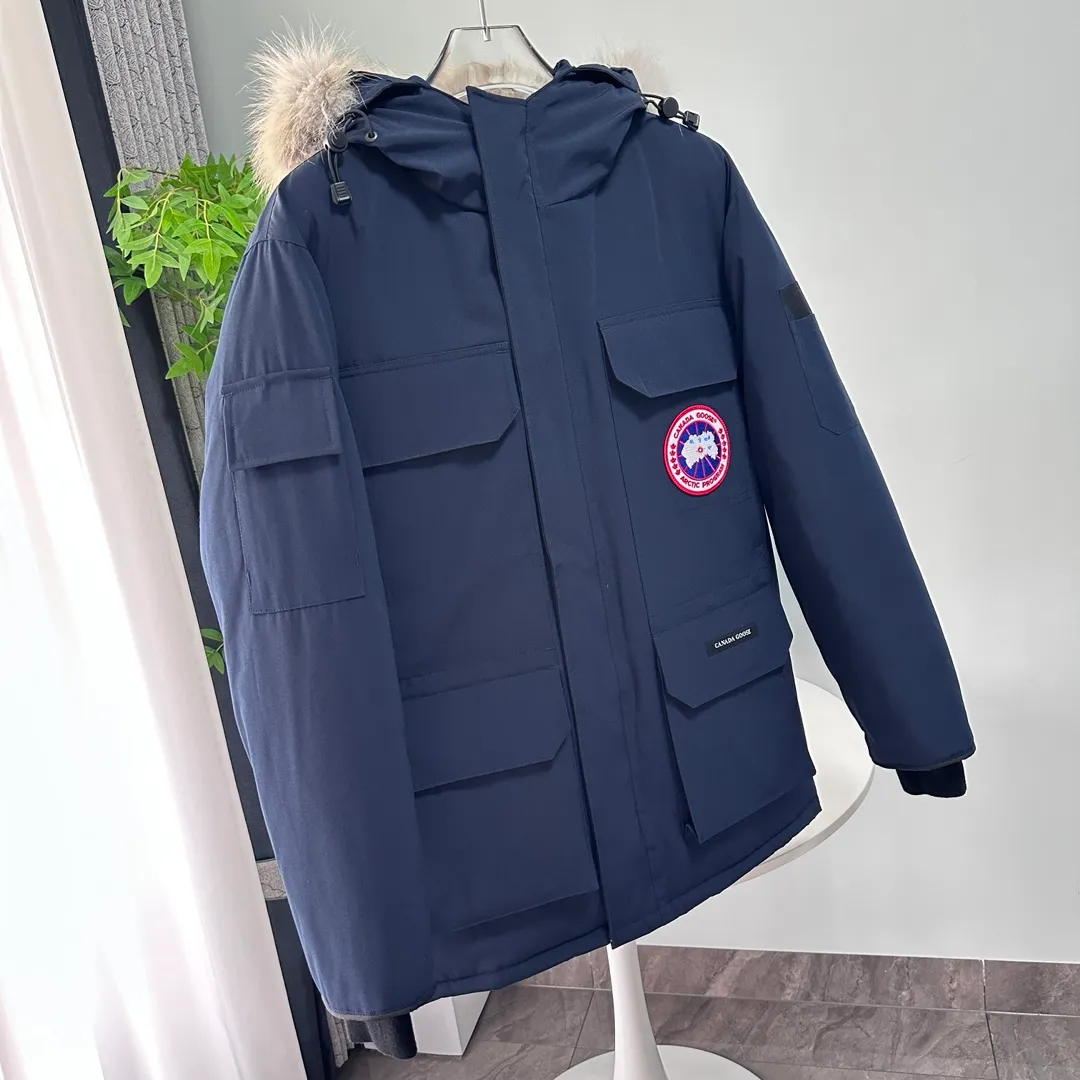 P700 CANADA GOOSE｜Canada Goose Expedition Parka｜Classic upgrade New 08 style Color: graphite gray, off-white, black, pink, navy blue, sky blue, Size: XS, S, M, L, XL, XXL, Product introduction Loose fit, multi-pocket design Larger size for free movement. 6 exterior pockets: 4 reversible front pockets, zippered side entry. There is a practical pocket on the left sleeve and a top pocket on the right sleeve. There is a drawstring on the inside of the waist and a logo patch on the back. The waist is designed with an inside drawstring, which can be adjusted to provide excellent warmth. Woven grab straps at upper back with “Expedition” logo patch • Hood with removable zipper trim, interchangeable hood trim for personalization and added protection (this jacket is not available with the classic hood trim) • Chin protection element has a tricot inner fabric for softness and comfort • Woven grab straps at upper back with “Expedition” logo patch • Internal drawstring at the waist, adjustable to provide excellent warmth •Snap-in rib knit cuffs for added comfort and optimal heat locking in •Stylish hanging inner straps allow the jacket to be carried over the shoulder, hands-free •Stowaway nylon stretch snow skirt for added protection •Two-way zipper covered fly with Velcro® snaps that unzips from the bottom for increased range of motion and breathability. A windproof fly is designed under the zipper for an extra layer of protection. • 6 exterior pockets: 4 two-way pockets on the front with top flap and Velcro® snaps, and zippered side entry. Utility pockets on left sleeve and right sleeve with top flap and velcro® snaps Internal pockets: 1 zipped pocket, 2 mesh drop-in pockets Embroidered Canada Goose logo
